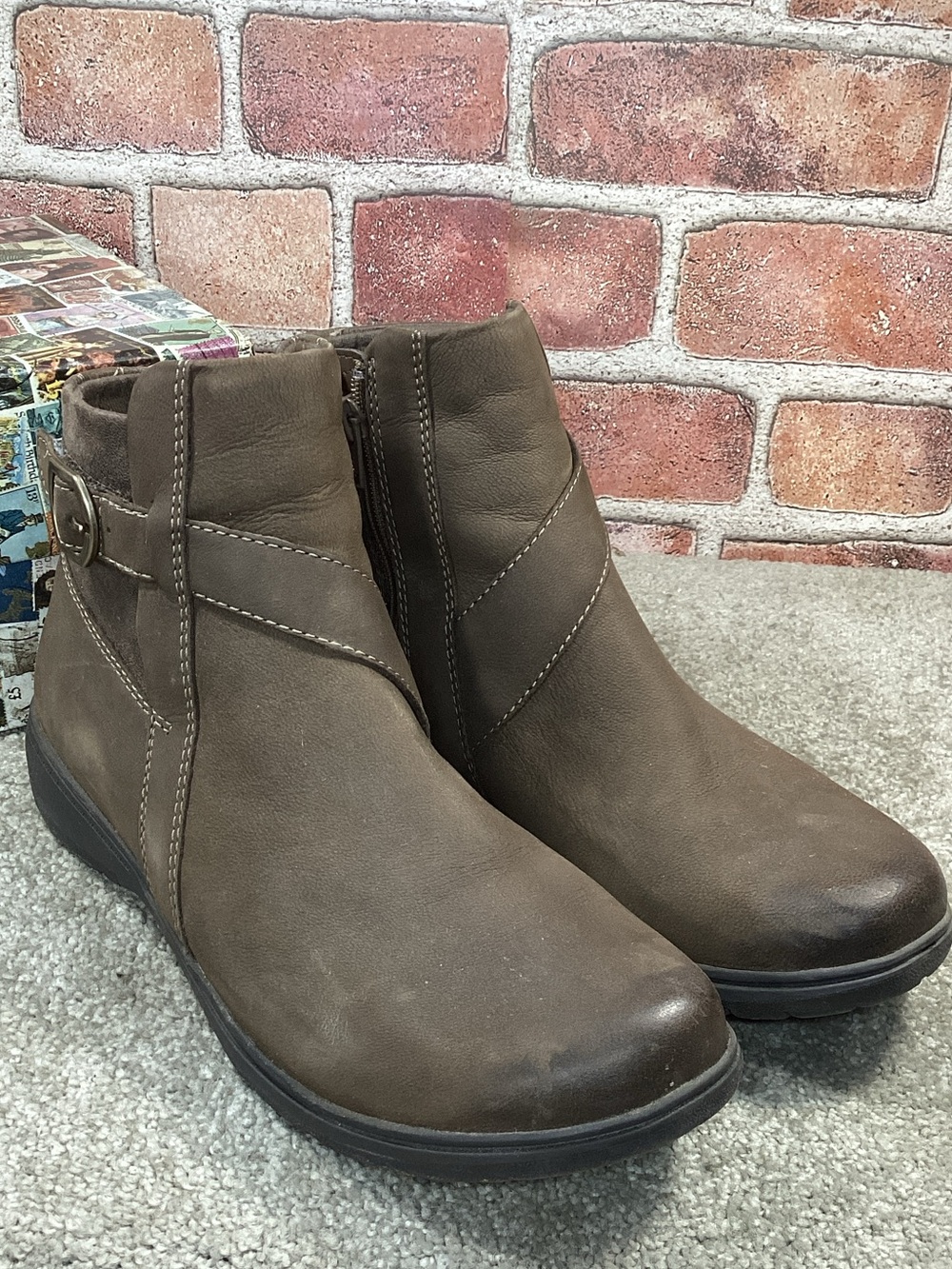 Clarks Carleigh Angie Womens brown ankle boots size 9.5